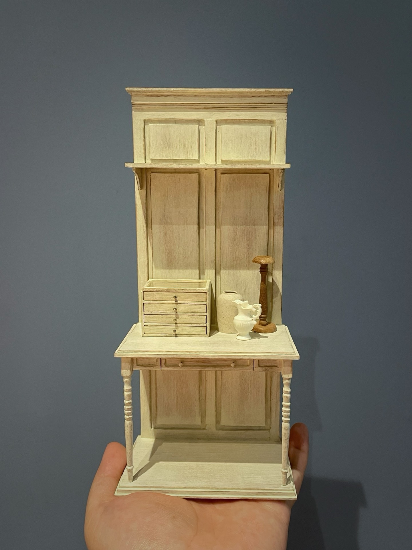 Vue latérale de l'armoire miniature