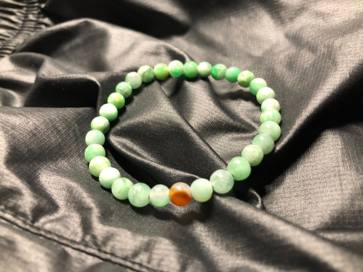 飘绿翡翠手链，珠子是在玉器珠宝店单颗购买串成手链保真