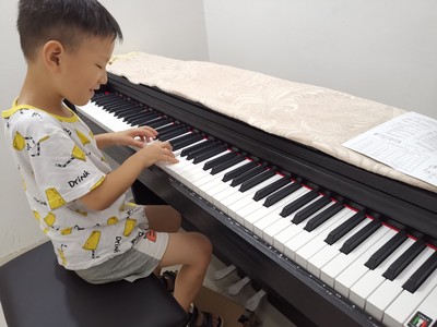 学钢琴十五载，我来说说海伦钢琴怎么样？是高档品牌吗？