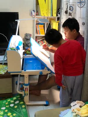 爸妈点评:西昊儿童学习桌写字桌怎么样?学习桌有气味吗?