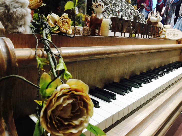 佛山顺德钢琴卖场国产全新海伦钢琴便宜性价比超高家用练习琴