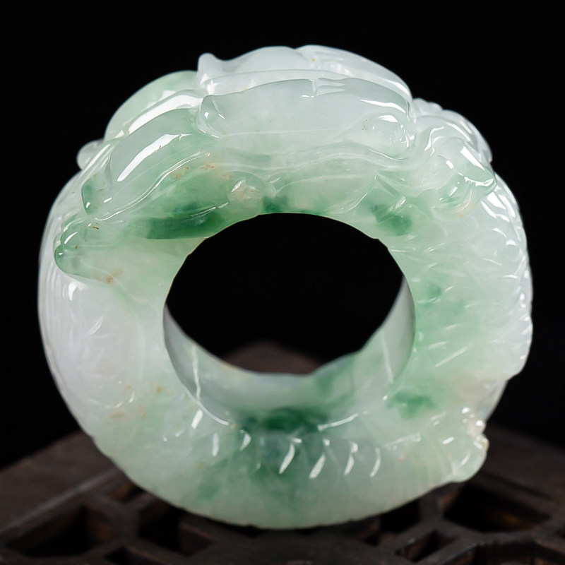 拍卖缅甸天然a货翡翠水润飘花雕龙戒指 36.98g内径20.3mm