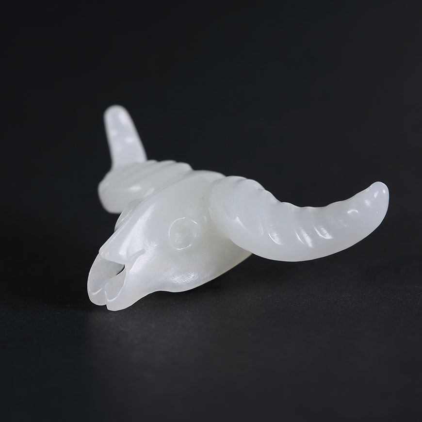 省级玉雕大师乔鑫作品新疆和田玉立体圆雕生肖牛首女款小吊坠5克