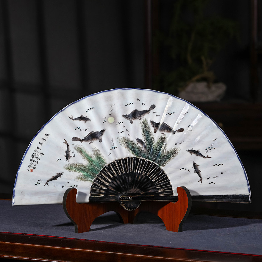景德镇陶瓷器60年代景德镇艺术瓷厂 粉彩鱼趣图扇形摆件中式家居