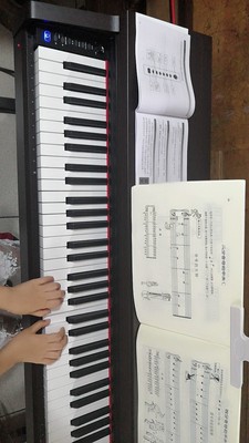 学钢琴十五载，我来说说海伦钢琴怎么样？是高档品牌吗？