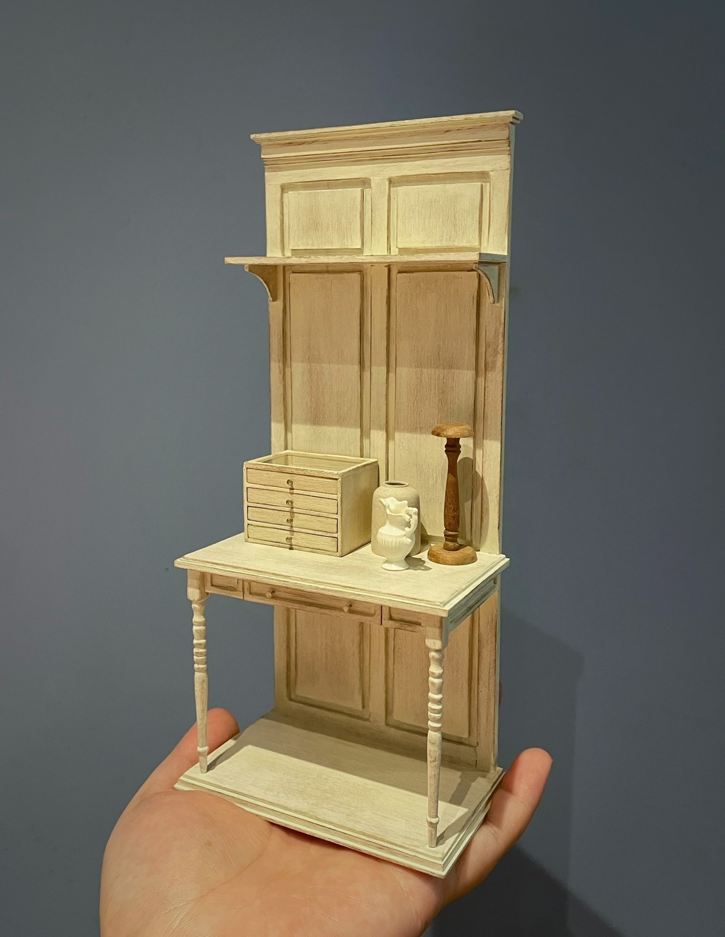 Vue de face d'une armoire d'entrée miniature