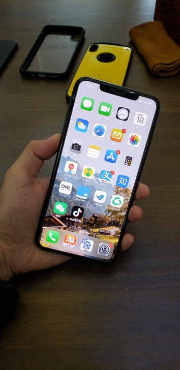 出自用苹果iPhonexsmax64G在保。黑色