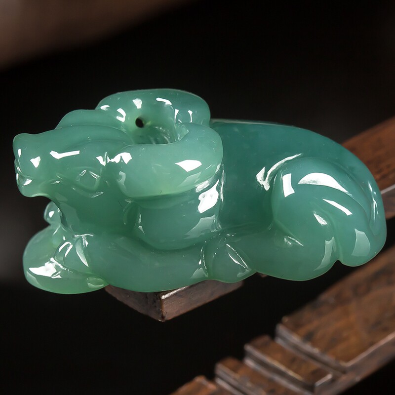 倾心玉器 天然缅甸a货老坑种牛气冲天(牛)翡翠吊坠12.99克
