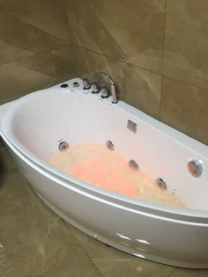 欧凯伦双人情侣扇形按摩浴缸好用吗?空间够不够大?