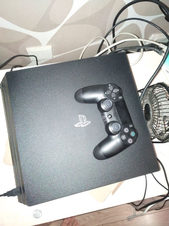 #全新主机#暑假买的ps4Pro，所有配件都在，爽快送1年会