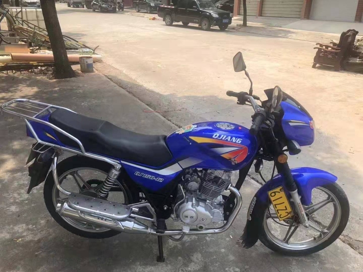 中国名牌钱江150cc，九成新，动力强劲，带大货架，有牌有证