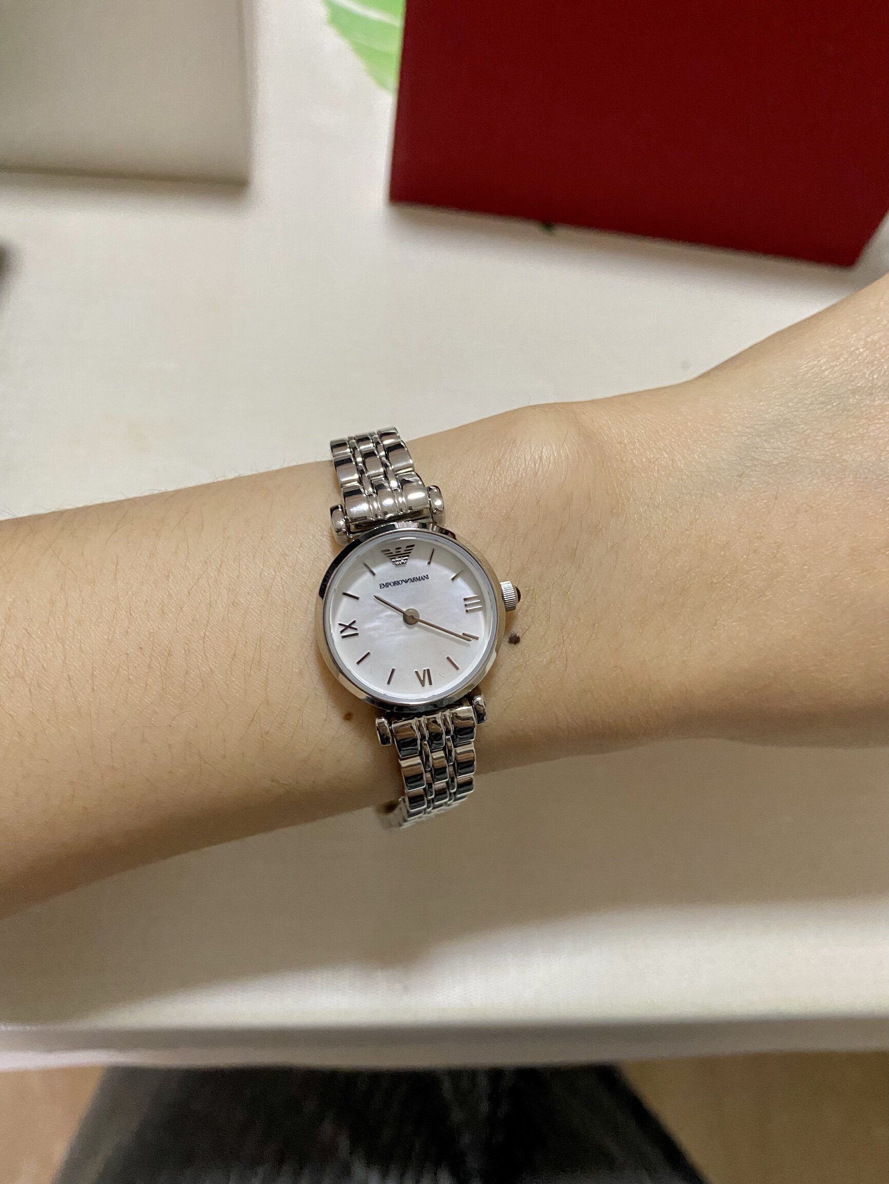 armani阿玛尼白月光石英表,小众轻奢高级感,2000元左右送女生礼物