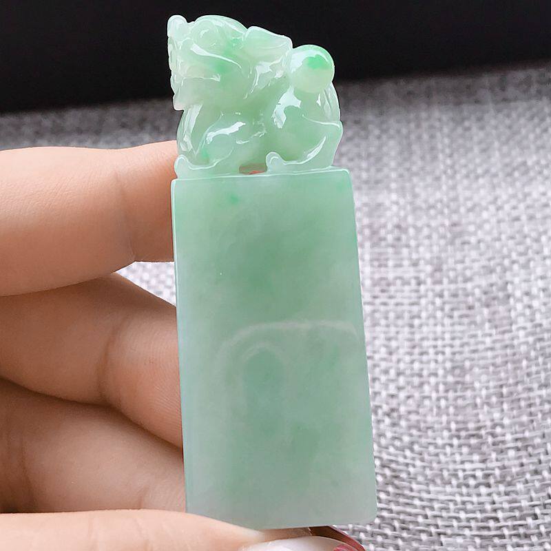 【手机实拍】拍卖 缅甸a货翡翠飘绿精雕貔貅印章:42.57克