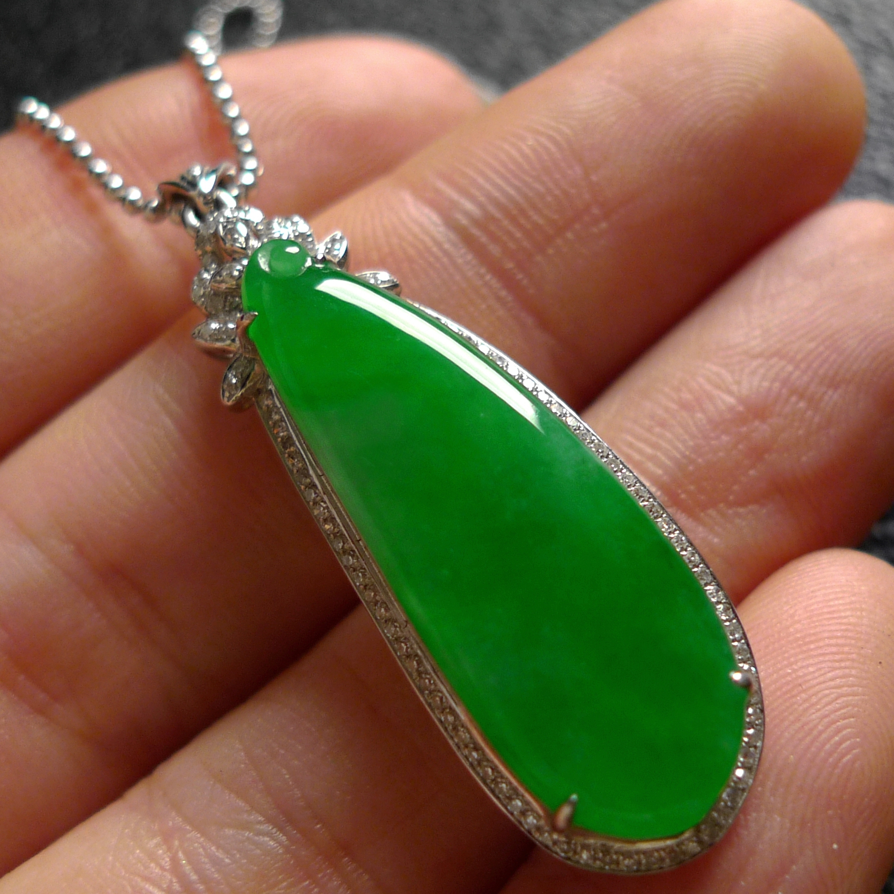 【品质珍品】18k金配钻石镶荧光冰正阳绿翡翠福瓜吊坠5.82g