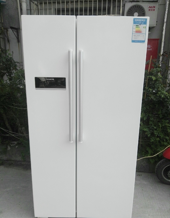 使用中很新的西门子对开门冰箱，双开门冰箱太容易中了，前段时间