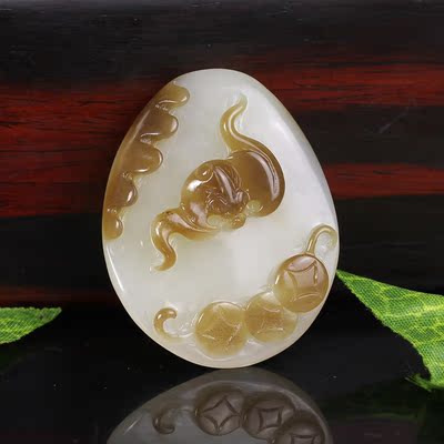 吴春雷玉雕工作室作品 和田玉糖白玉福在眼前挂件19克