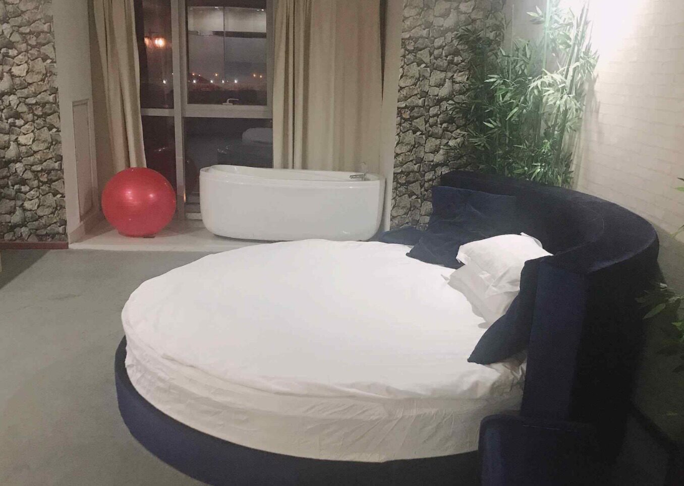 句容幻秀主题酒店圆床房酒店客栈日历