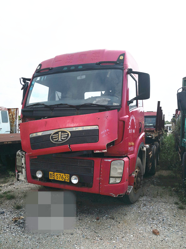 车牌号为鲁bs7623号重型半挂牵引车,鲁u2895挂号重型普通半挂车共两台