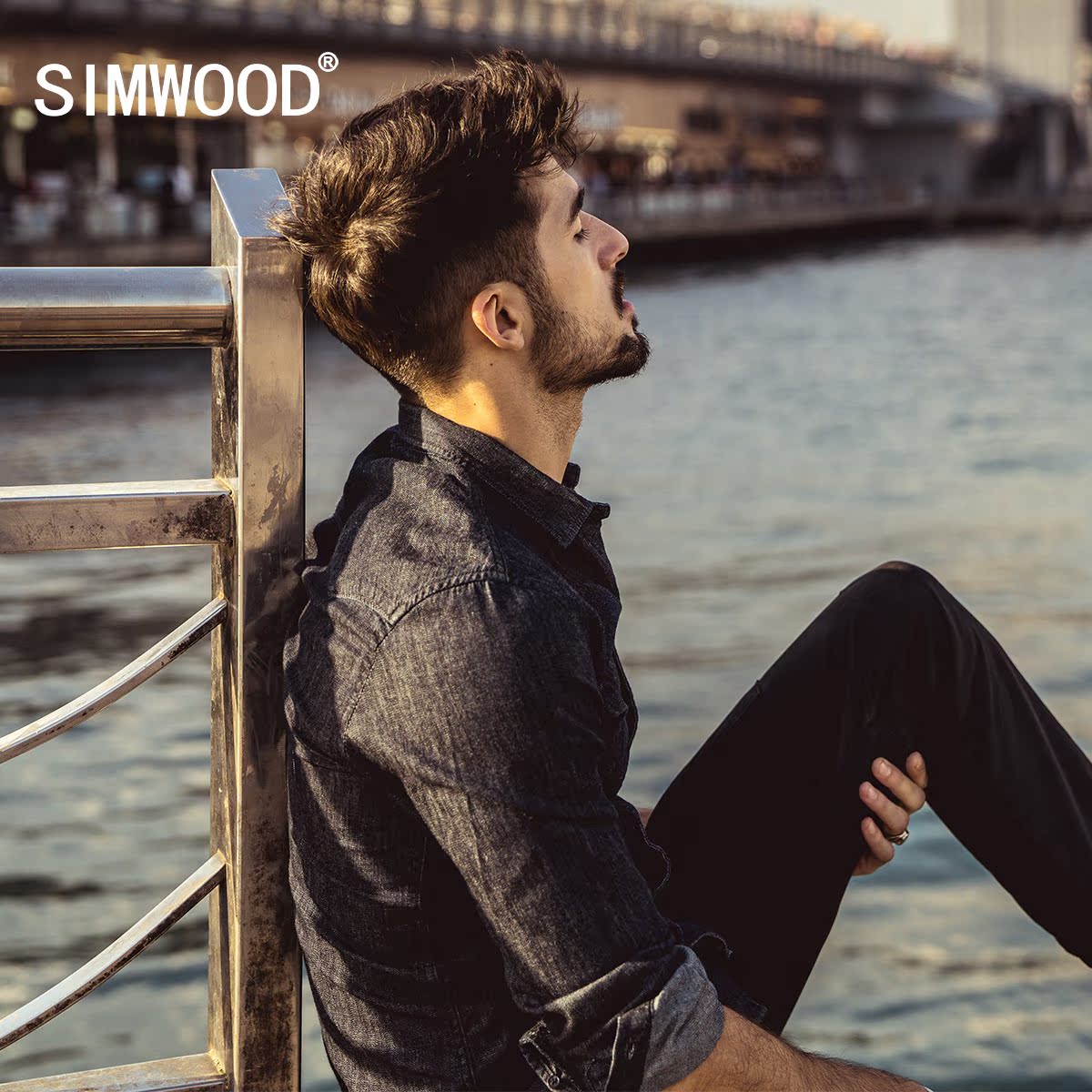 simwood简木男装春装新款原色洗水胸前双口袋修身长袖牛仔衬衫男产品展示图5
