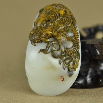 玉雕大师李先锋作品 新疆和田玉籽料 王者老虎 手把件 169.01克