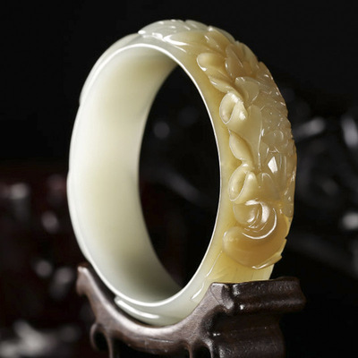 省级玉雕大师艾卫红作品 和田玉和田料糖白玉贵妃雕花手镯 63内径