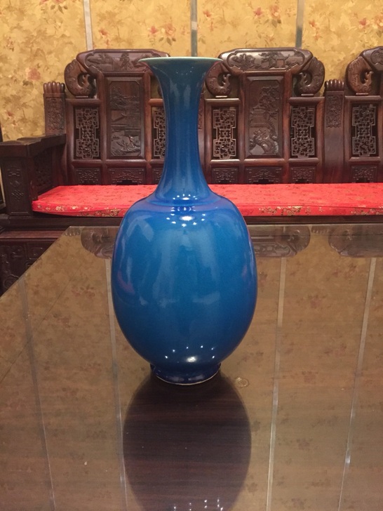 台湾晓芳窑早期孔雀蓝瓶
