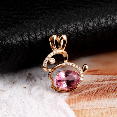天然宝石碧玺 18k金镶钻兔子吊坠 可爱时尚 总重0.97g