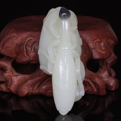 省级玉雕大师闵东伟作品 和田玉羊脂玉螳螂手把件 97.952克