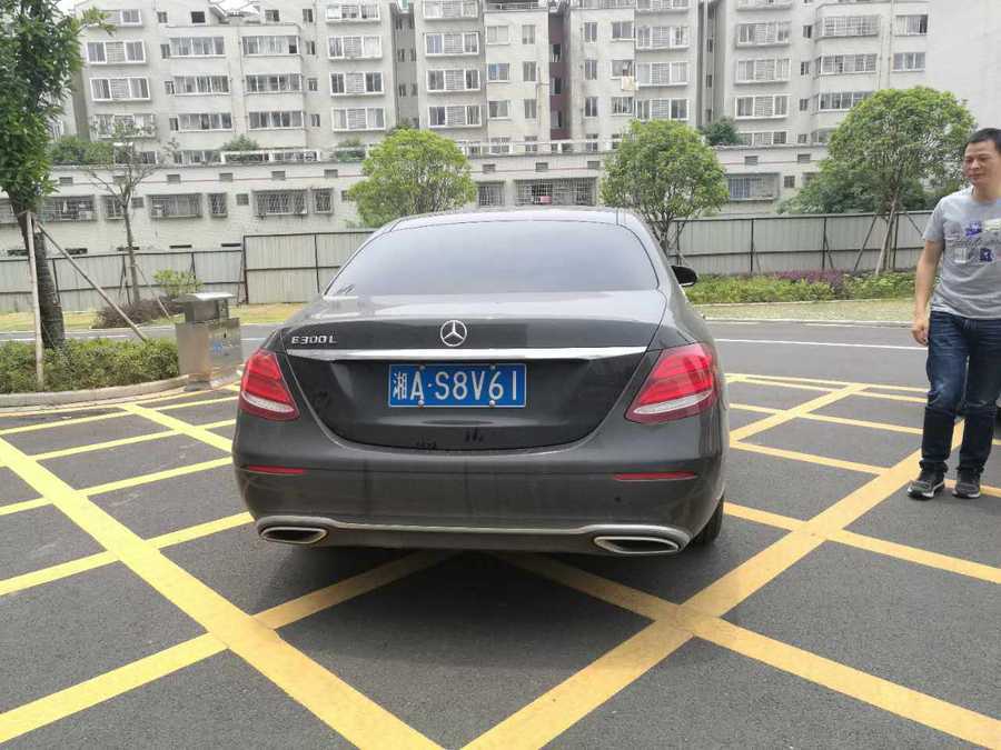 【第一次拍卖】梅赛德斯奔驰牌bj7205j小型轿车一辆 不限购不限购