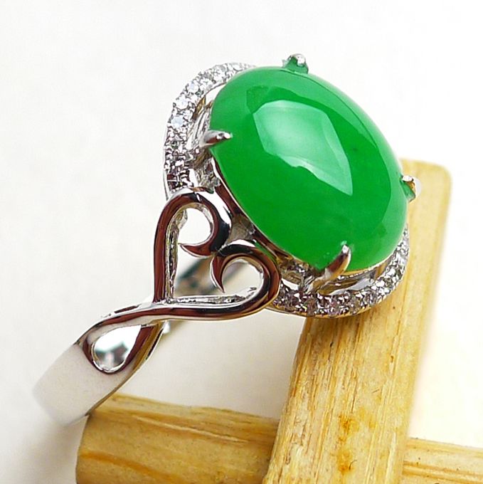 18k金伴钻镶嵌翡翠阳绿蛋面 戒指 2.08g