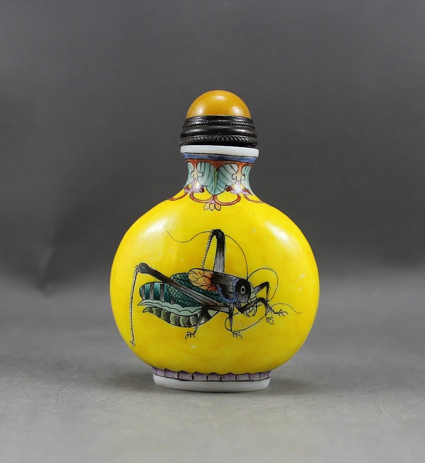 乾隆底款古月轩鼻烟壶蝈蝈(升官发财)