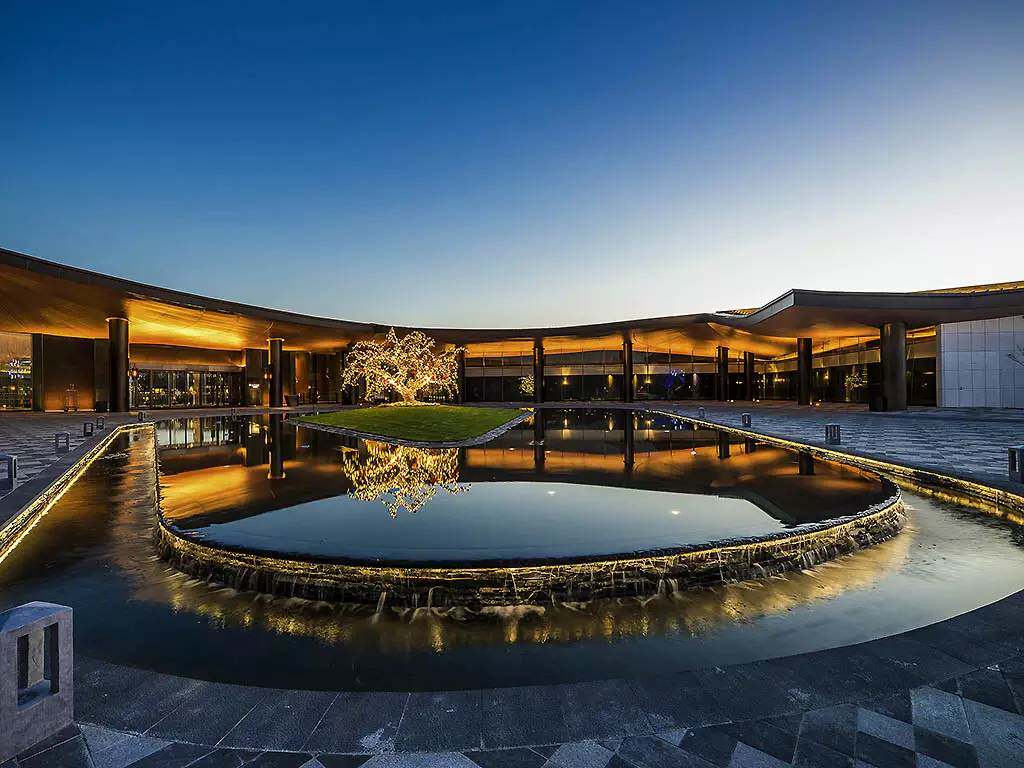 运用下沉式的建筑格局(开封古城限高要求),半围合庭院设计,层次分明