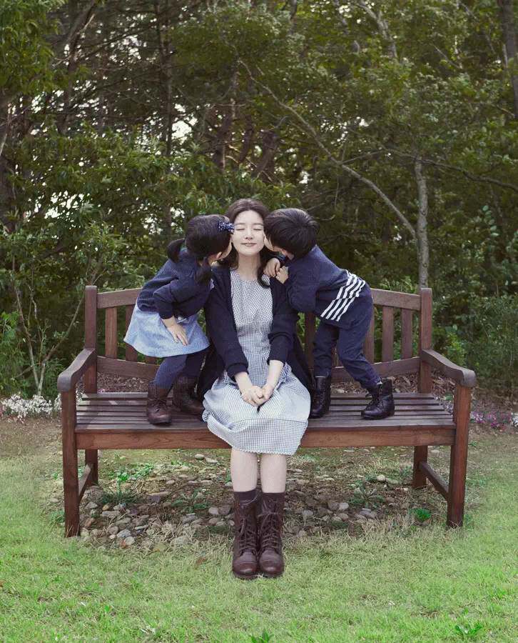 孩子们可以在草地上自由地玩耍,充分亲近大自然.