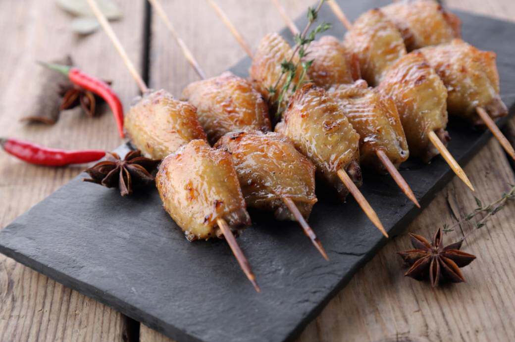 小红家都是选取新鲜鸡翅来烤制, 保证了 新鲜健康 的同时还超级美味