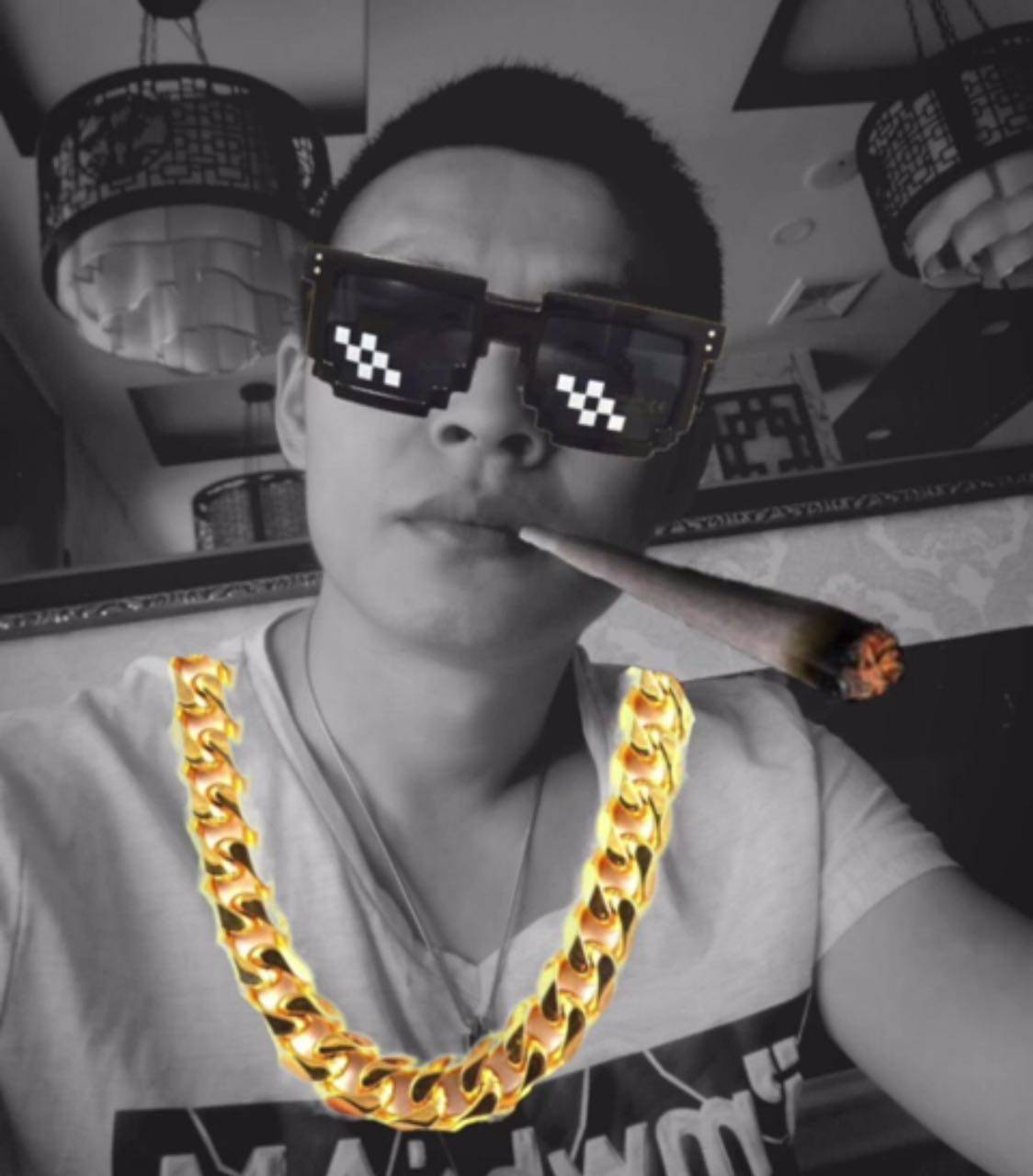 热销墨镜雪茄金链子