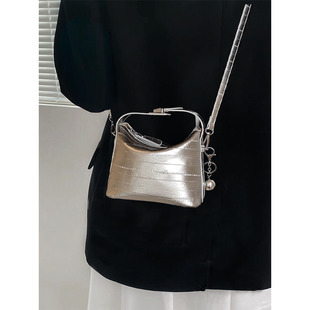 新客减银色铃铛手提包包女夏2024新款高级感轻奢小众设计单肩斜挎