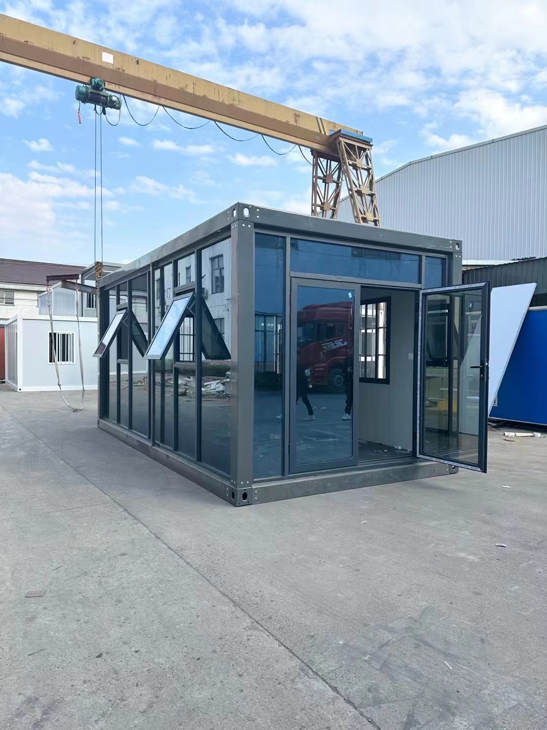 集装箱移动房子住人彩钢集成房屋玻璃幕墙办公室简易组装活动板房