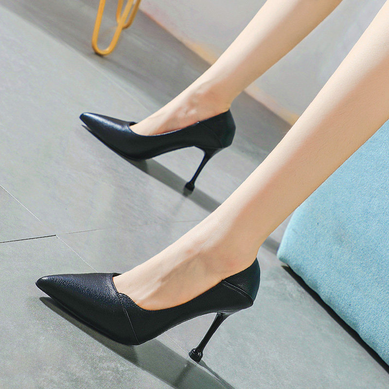 黑高跟鞋女人