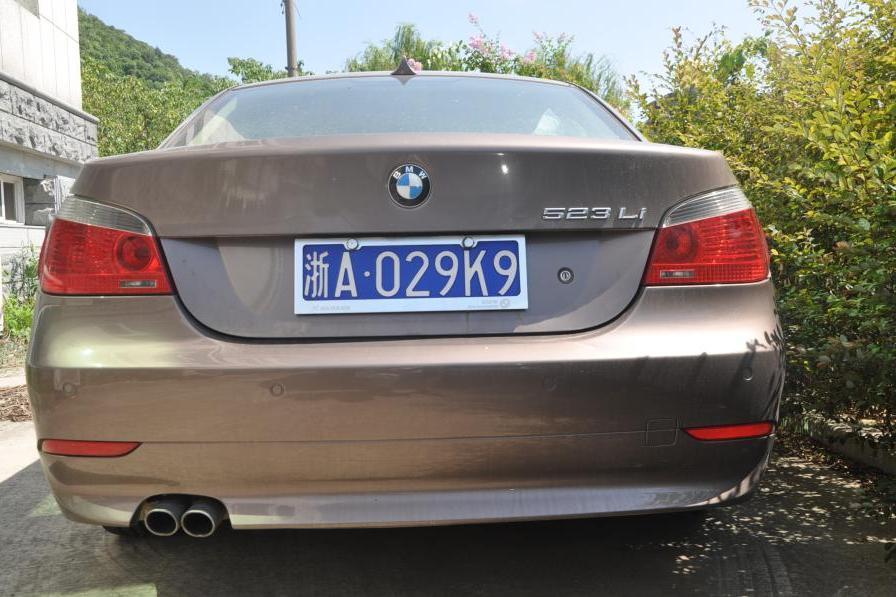 鄂f,湖北襄樊的车.看着车尾应该是古斯特,牌照倒是非常低调,不是连号.