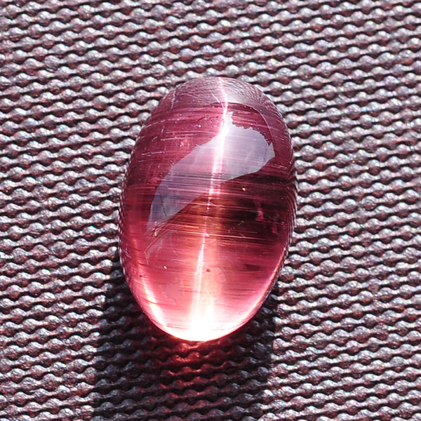 85克拉 红碧玺猫眼裸石 阳光下一条线 3.17克
