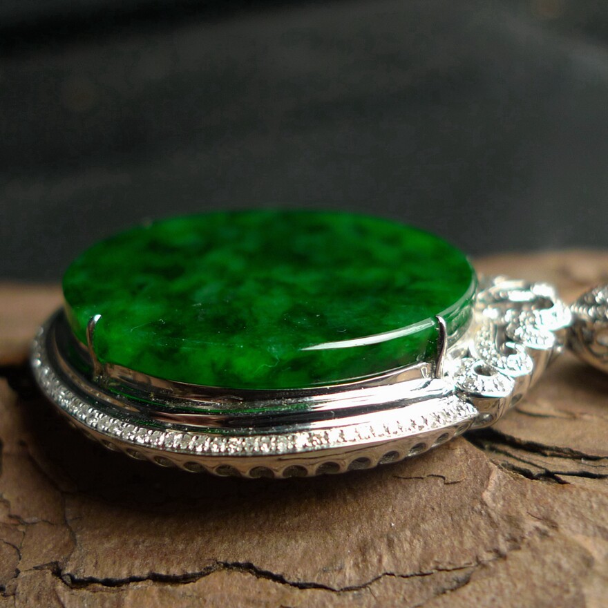 18k金伴钻石镶老坑种辣阳绿缅甸a货翡翠平安素面牌吊坠 16.20g