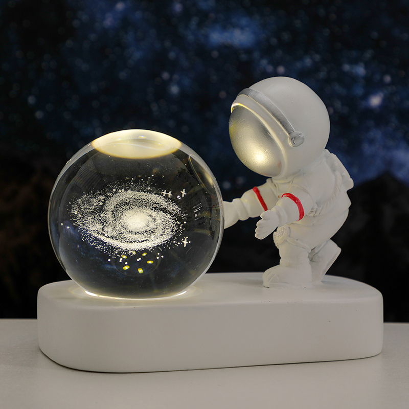 宇航员水晶球摆件发光太空人小夜灯男生生日礼物电脑桌面装饰实用