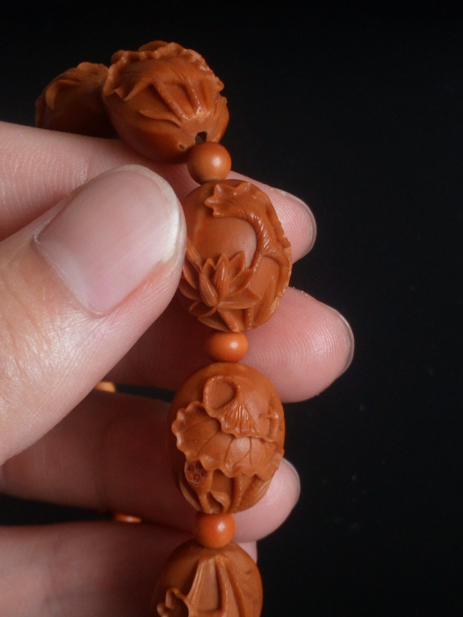 1.2 核雕师罗超《荷花》