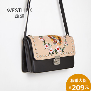 華倫天奴紅色鉚釘翻蓋 WESTLINK西遇2020秋季新款撞色刺繡鉚釘翻蓋迷你單肩包斜挎包包女 華倫天奴的釘包