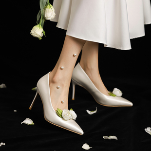 婚鞋小众高级感2024新款白色缎面主婚纱新娘鞋绝美花朵高跟鞋仙女