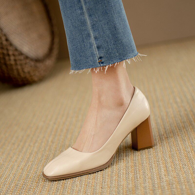 春季新款复古风平头高跟鞋方头百搭女士工作鞋粗跟浅口米白色单鞋