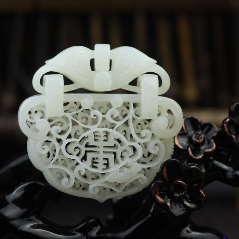 乾德玉器和田玉大师专场  新疆和田白玉之镂空雕平安锁挂件 32.