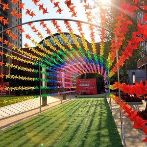 四叶七彩塑料风车串田园景点幼儿园户外装饰旋转大风车悬挂防水