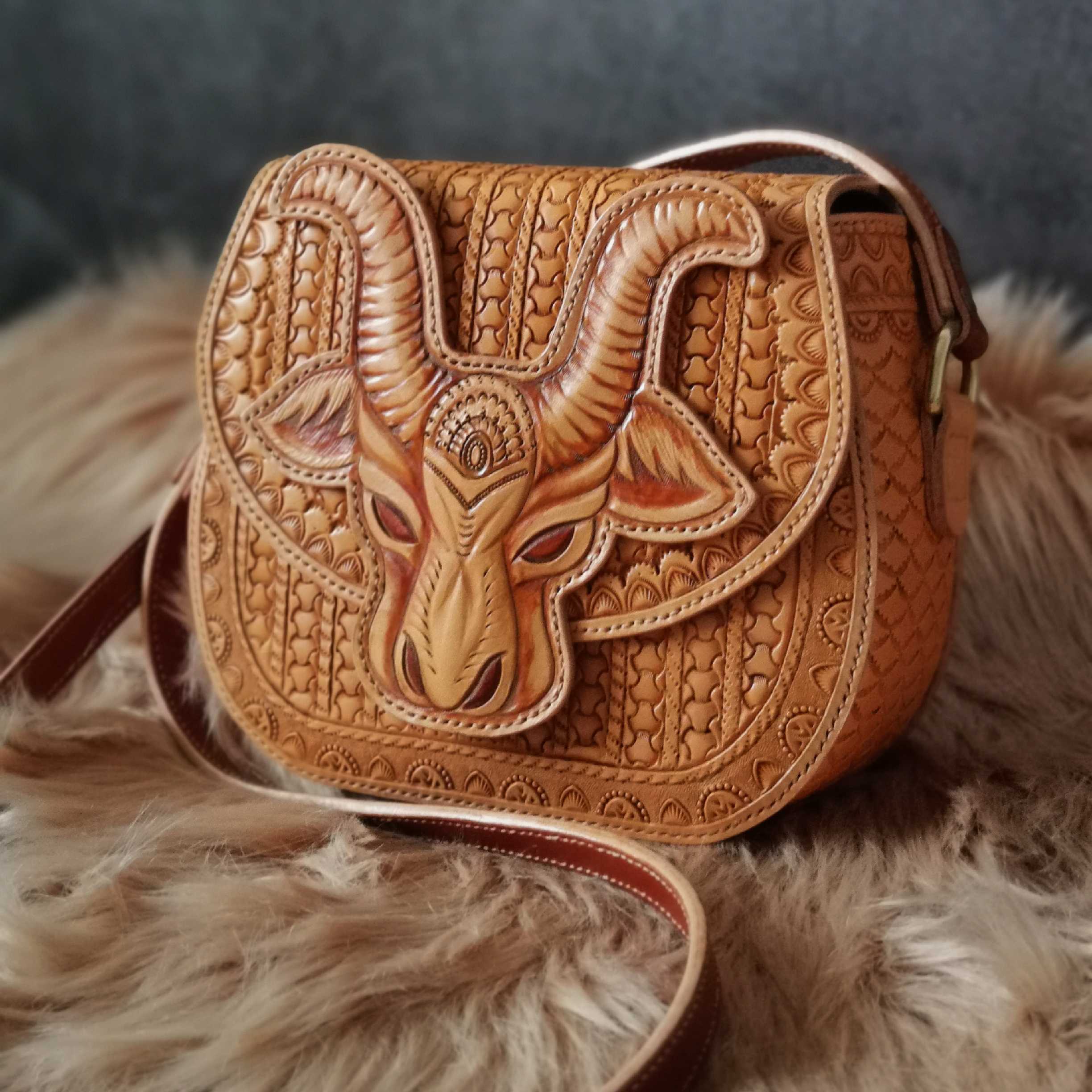 一折牛头皮包包_个性复古牛头马鞍皮包女士个性斜挎包