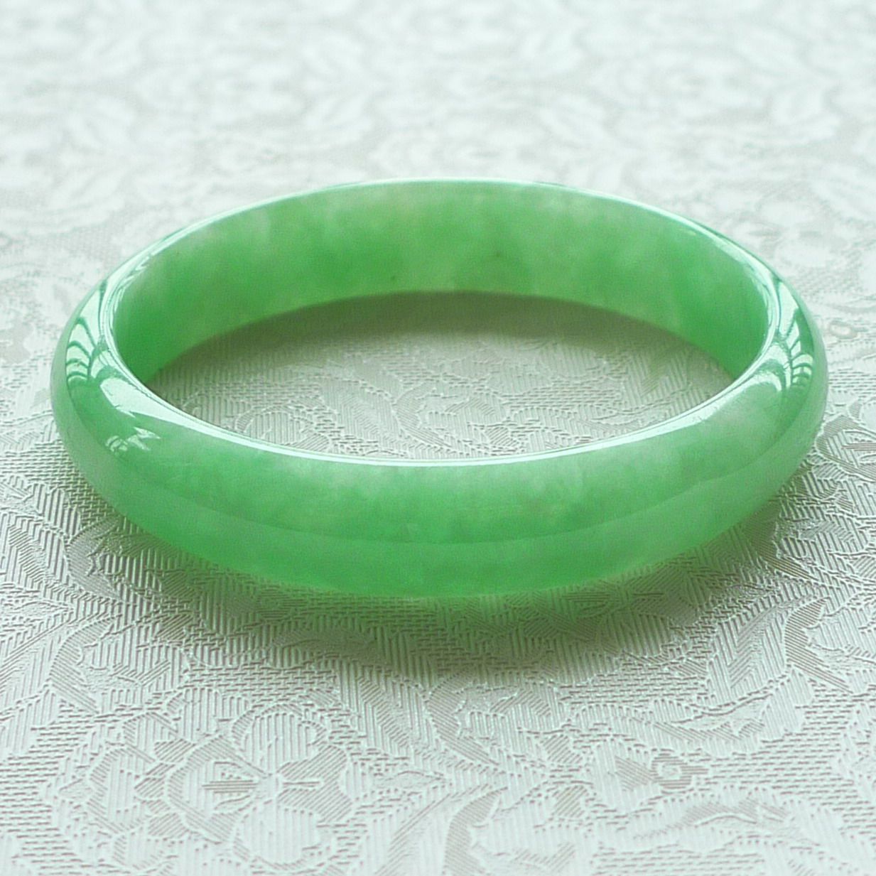 冰糯种翡翠a货满绿贵妃手镯 (长边53.52mm) 30.61克